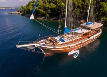 Adriatic yacht charter Malena anchor