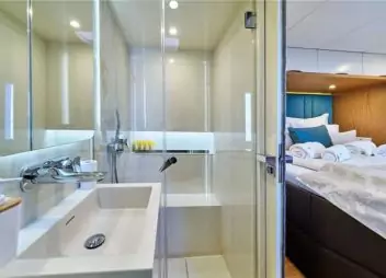 Catamaran Sinata cabin