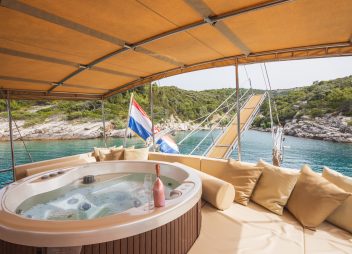 luxury yacht charter Kadena jacuzzi