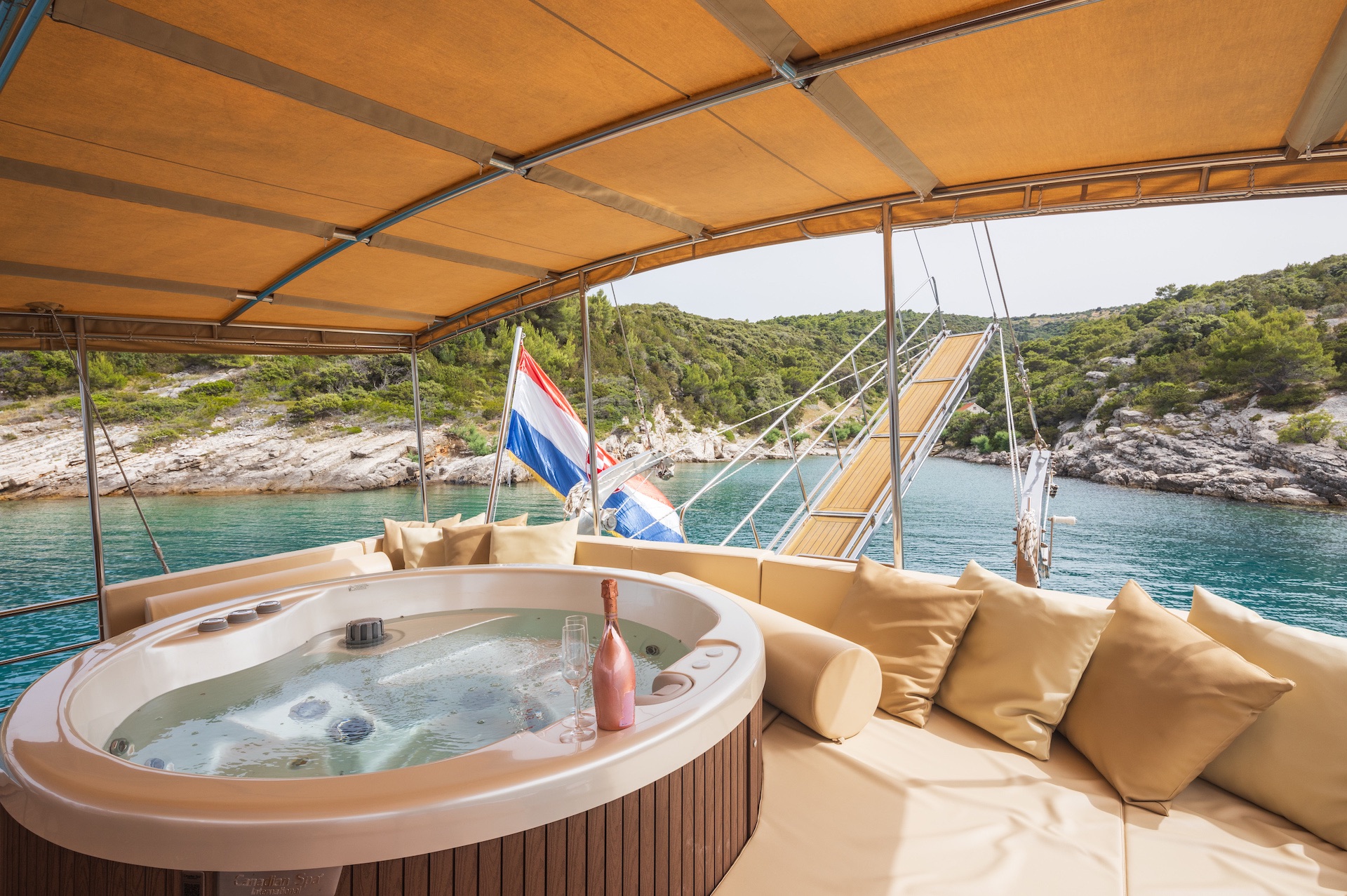 luxury yacht charter Kadena jacuzzi