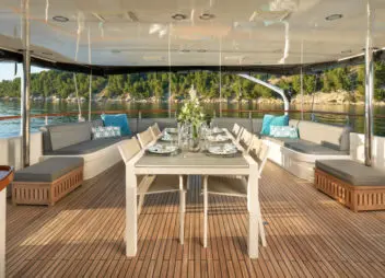 Sailing Yacht San Limi outdoor dining