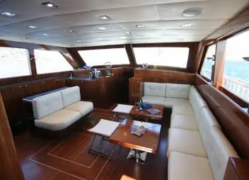 yacht charter Didi saloon