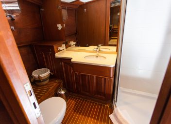 yacht charter Dolce Vita bathroom
