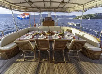 yacht charter Libra aft deck