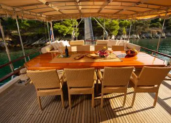 yacht charter Malena aft dining