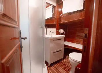 yacht charter Malena bathroom