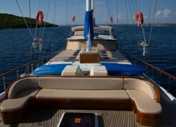 yacht charter Malena bow