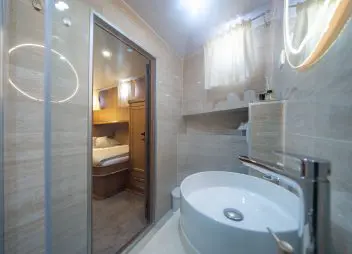 yacht charter Morning Star bathroom