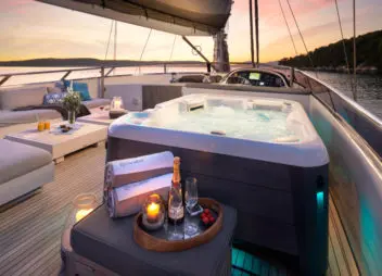 Yacht San Limi flybridge