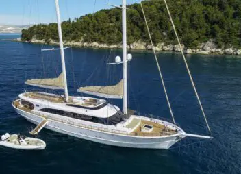 Arriving to sailing yacht Acapella