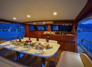 yacht charter Sea Breeze alfresco