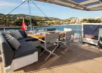 yacht charter fly bridge Sunbreeze