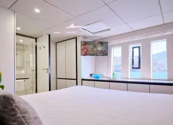 yacht charter Genny cabin