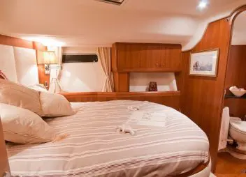 yacht charter Mustique cabin