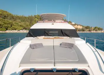 motor yacht Champion sun deck