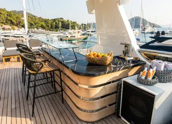 yacht charter Zeemar fly bridge bar