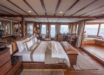 Indonesia yacht charter Prana grand suite cabin