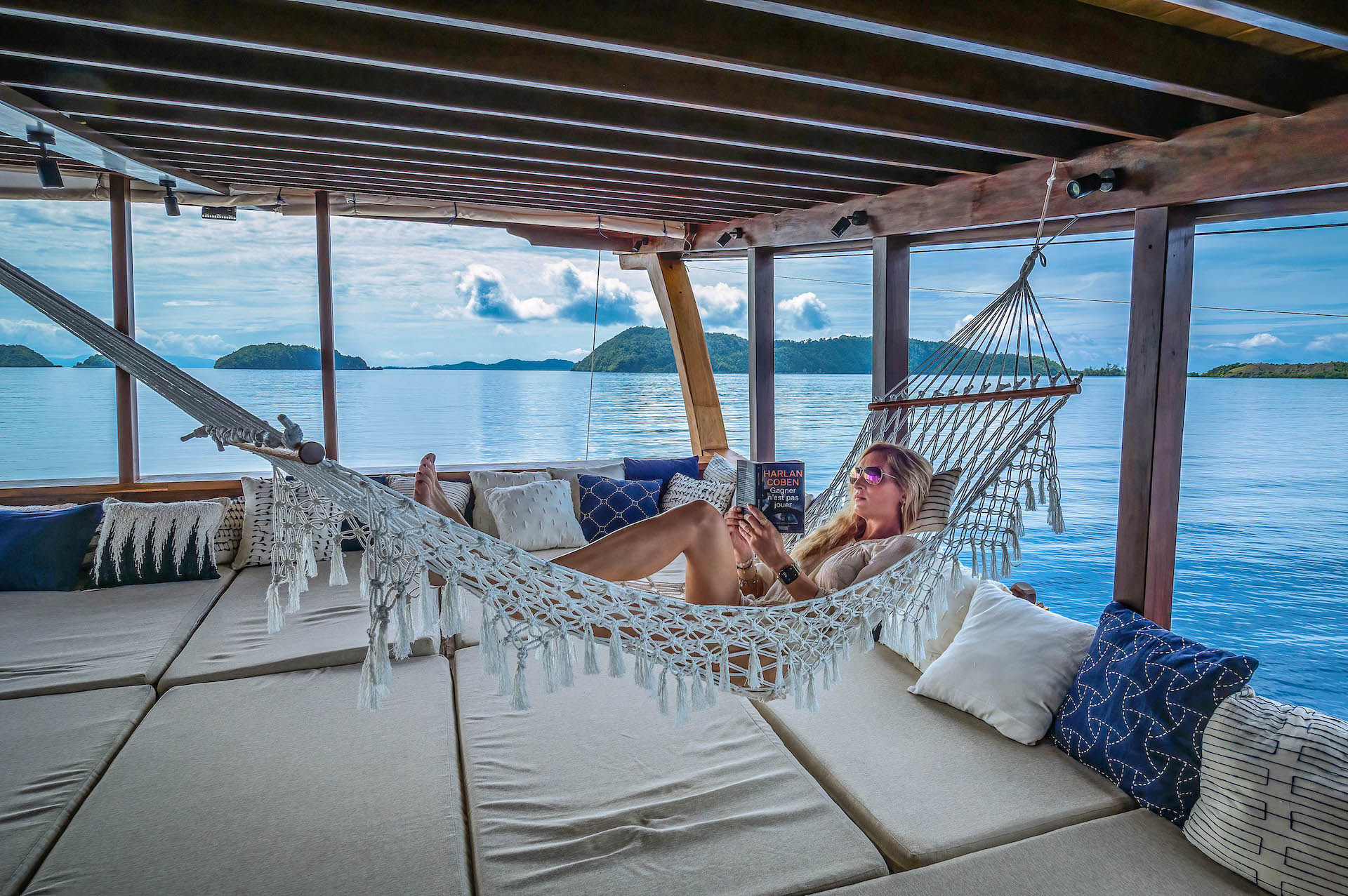 luxury yacht charter Majik relax