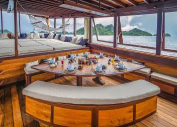 yacht charter Majik dining