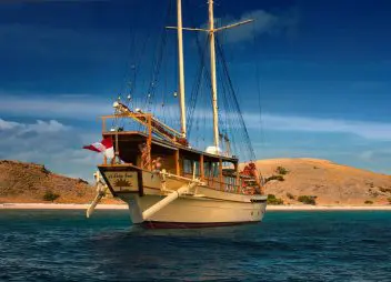 yacht charter Si Datu Bua aft view