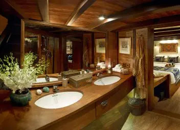 yacht charter Si Datu Bua ensuite bathroom