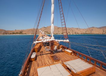 yacht charter Indonesia Prana deck