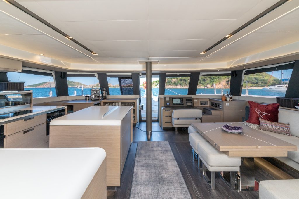 yacht charter Colibri saloon