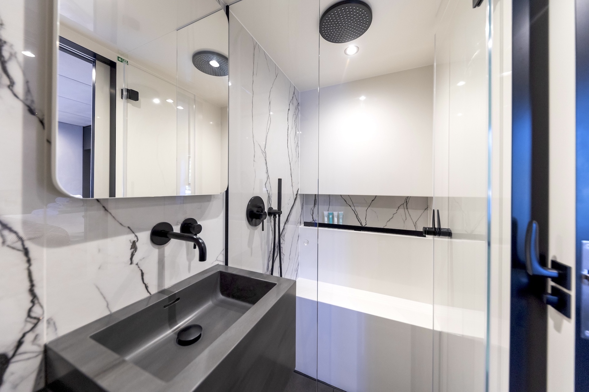 yacht catamaran mr si ensuite bathroom