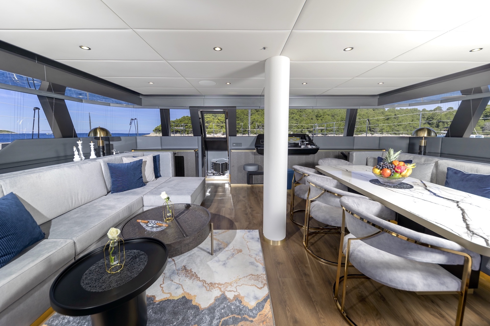 yacht charter catamaran Mr Si dining