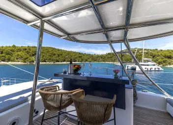 yacht charter Mr Si flybridge