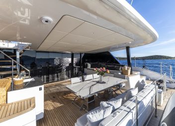 yacht charter Mr Si aft deck