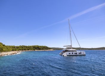 yacht charter Mr Si catamaran anchor