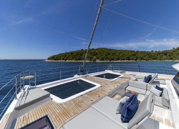 yacht charter Mr Si sundeck