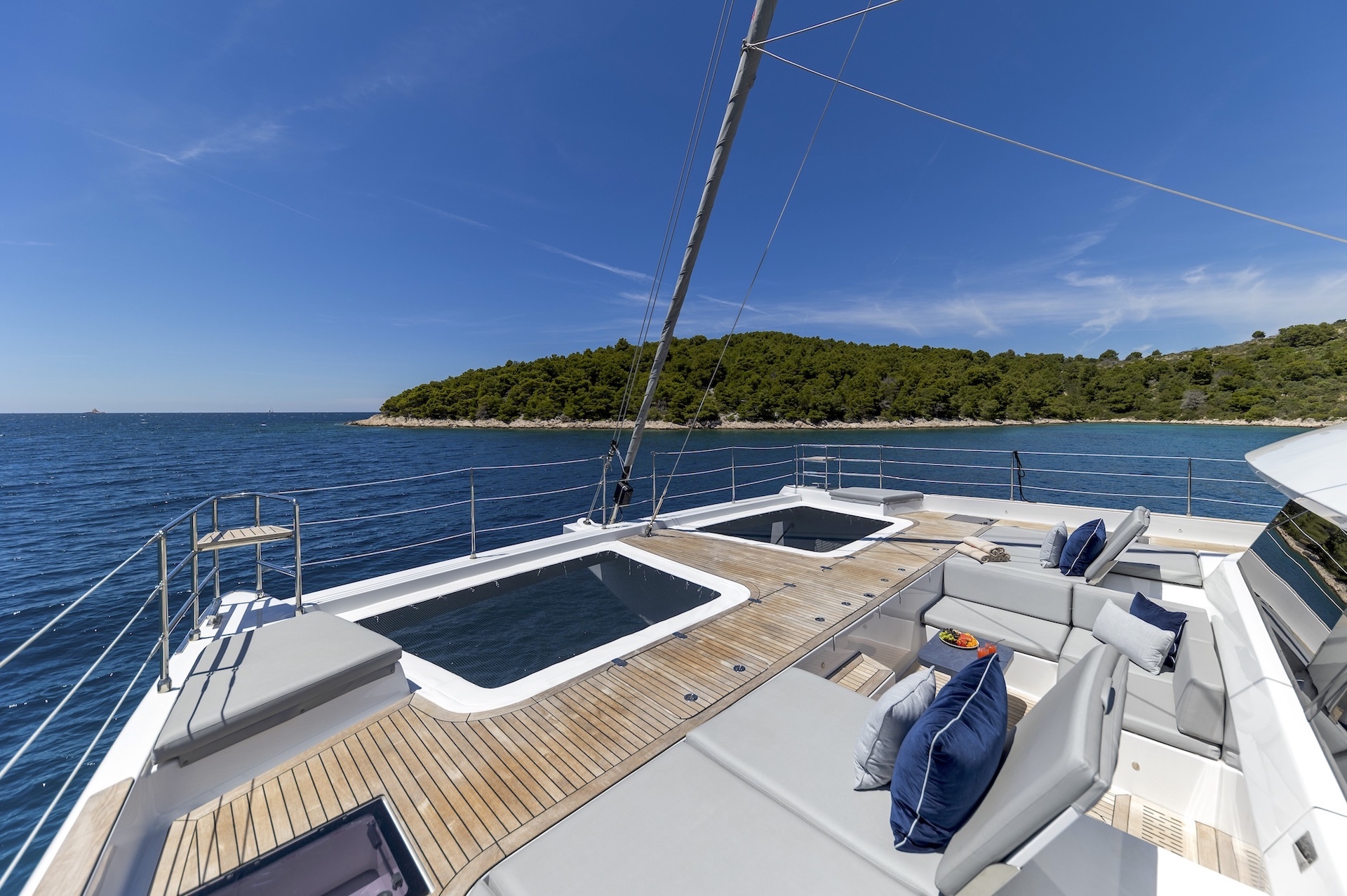 yacht charter Mr Si sundeck