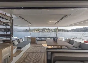 catamaran Solomoar aft deck