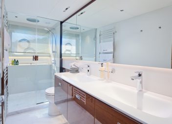 motor yacht charter Elizabeth bathroom