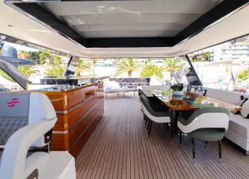 motor yacht majera flybridge