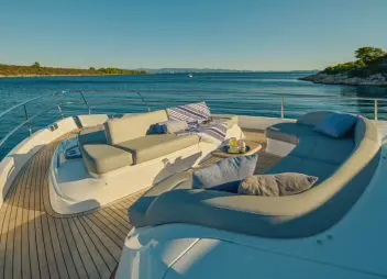 yacht charter Elizabeth seating