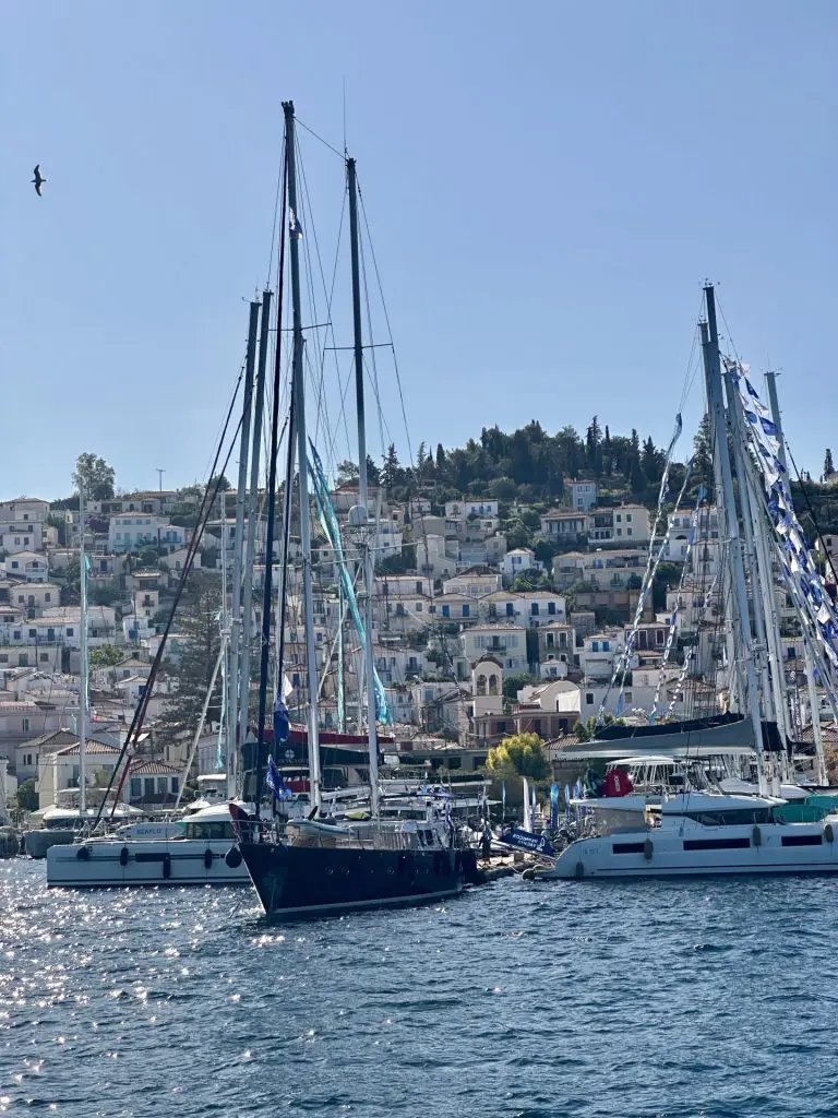 Yacht charter show Poros