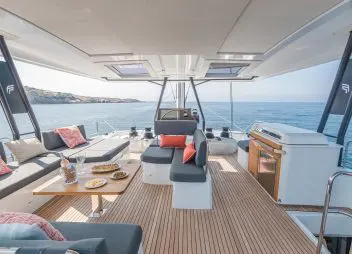 yacht charter Solomar flybridge