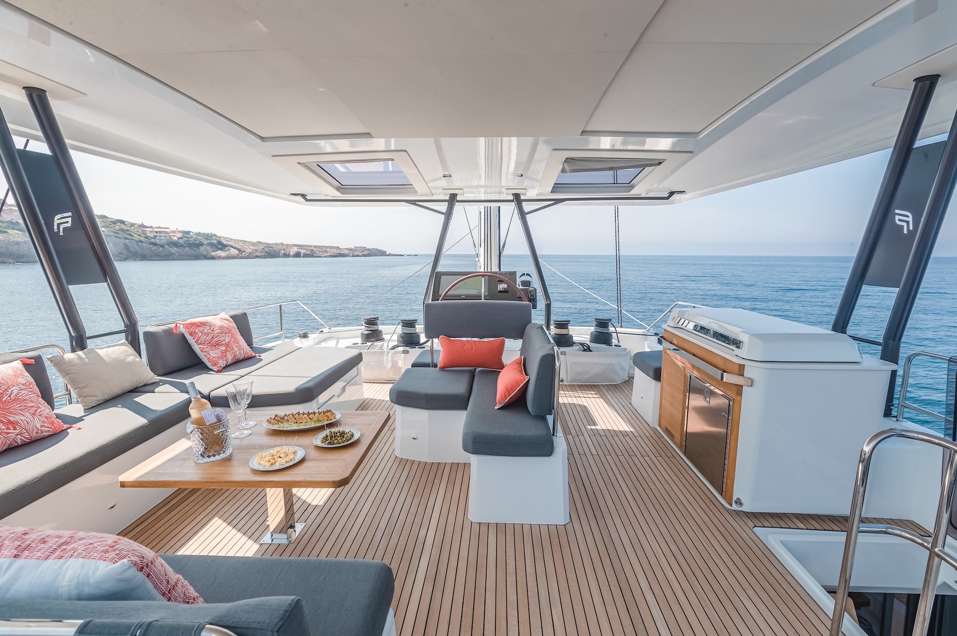 yacht charter Solomar flybridge