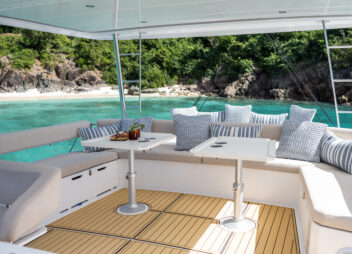 caribbean charter la vie est belle flybridge