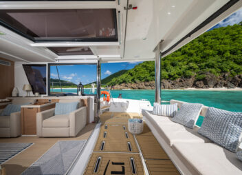 luxury yacht charter la vie est belle salon