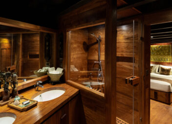 yacht charter Silolona Cabin Java bathroom