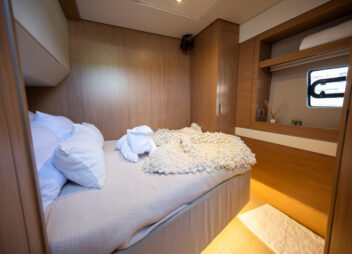 yacht charter la vie est belle double cabin